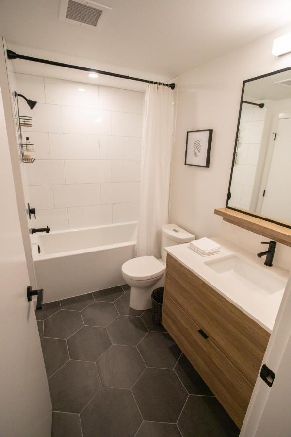 Awesome View 21 Two Bedroom One Bath Downtown Lake View Near Beach Келоуна Экстерьер фото