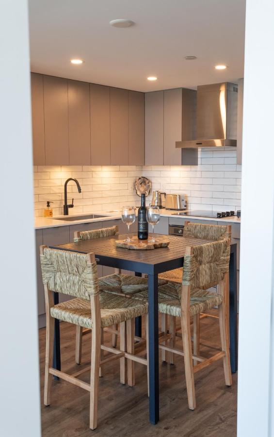 Awesome View 21 Two Bedroom One Bath Downtown Lake View Near Beach Келоуна Экстерьер фото