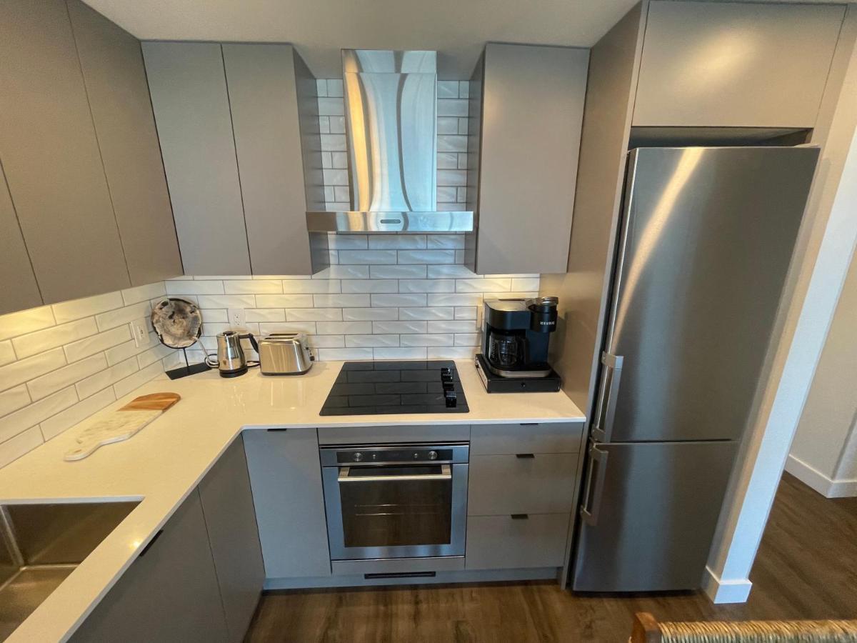Awesome View 21 Two Bedroom One Bath Downtown Lake View Near Beach Келоуна Экстерьер фото