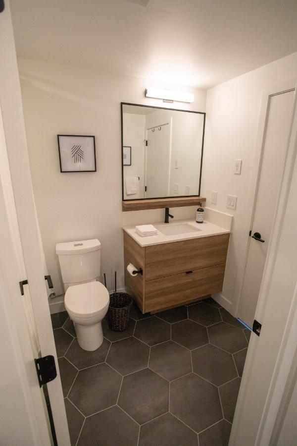 Awesome View 21 Two Bedroom One Bath Downtown Lake View Near Beach Келоуна Экстерьер фото